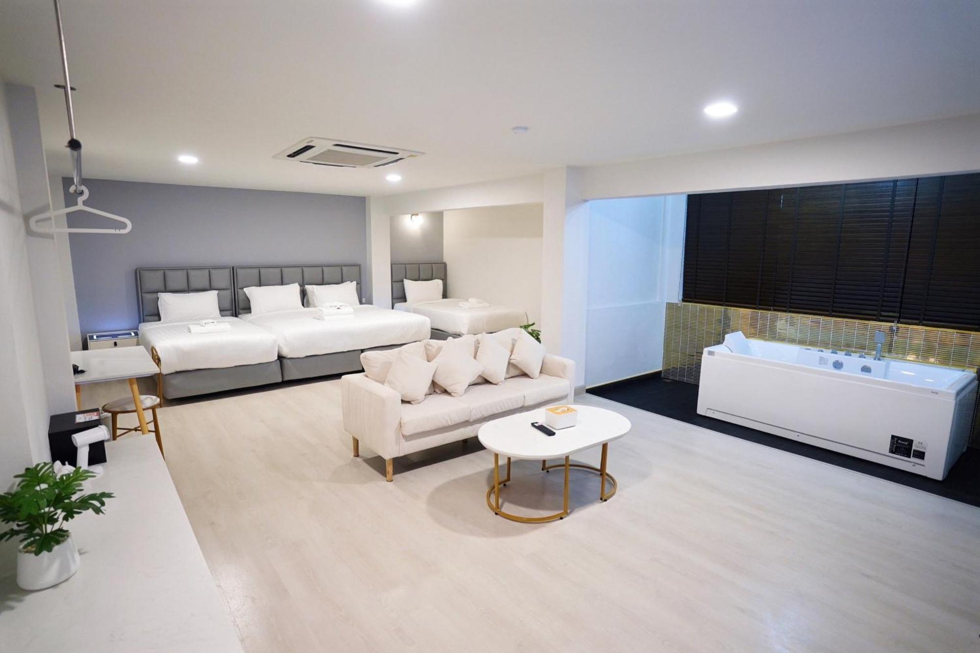 The Space Hotel Lampang Bagian luar foto
